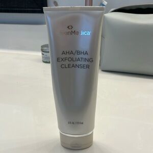 3/4 full AHA / BHA exfoliating cleanser
